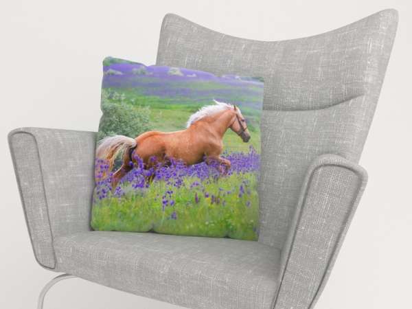 Housse de coussin : CHEVAL PALOMINO DANS UN CHAMP DE FLEURS