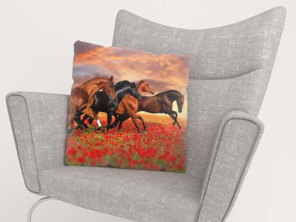 Housse de coussin : CHEVAUX DANS LE CHAMP DE COQUELICOT